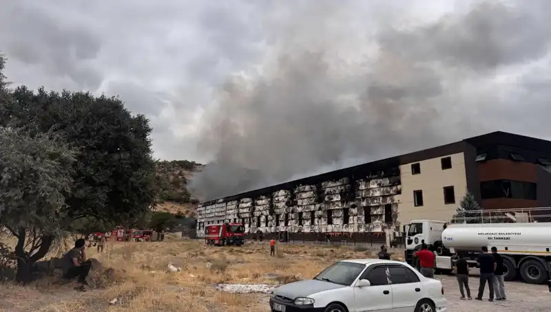 Kayseri'de Mobilya Fabrikasında Korkutan Yangın: 3 Yaralı