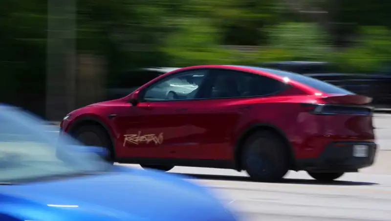 Tesla Robotaxi Hüsranı: Hız Sınırını Aşarak Yanlış Şeride Girdi!