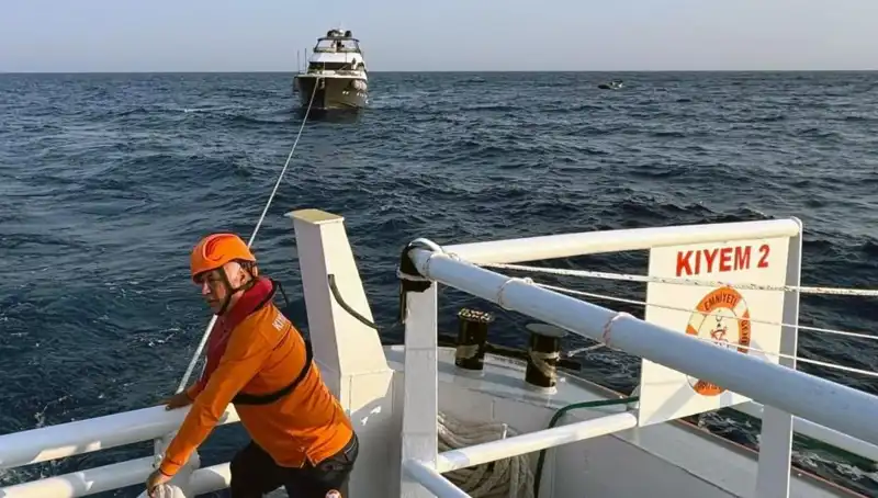 Marmaris Açıklarında Sürüklenen Tekne, Kurtarma Operasyonuyla Hayata Döndü