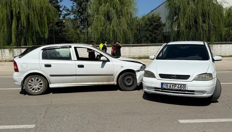İki Otomobilin Çarpışması: Korkutan Kaza Sonrası İki Yaralı