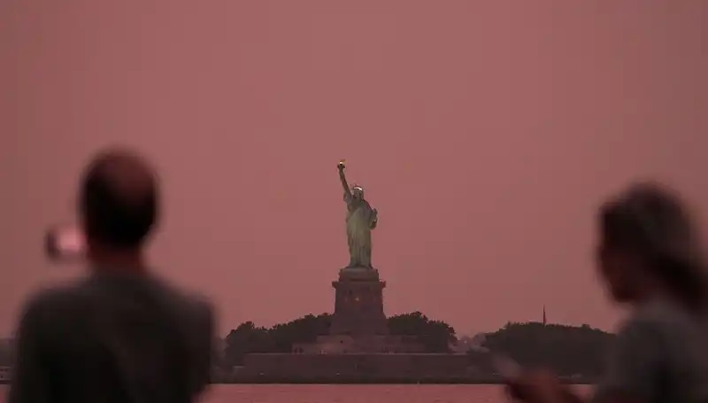 Kanada Orman Yangınları, New York'un Gökyüzünü Karanlığa Boyadı