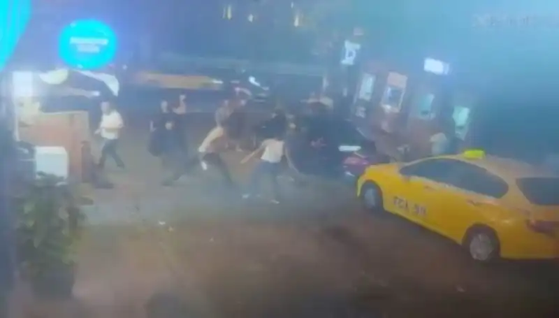 Beyoğlu'nda Laf Atma Kavgasında Kan Aktı: İki Taraf Arasında Büyüyen Gerilim!