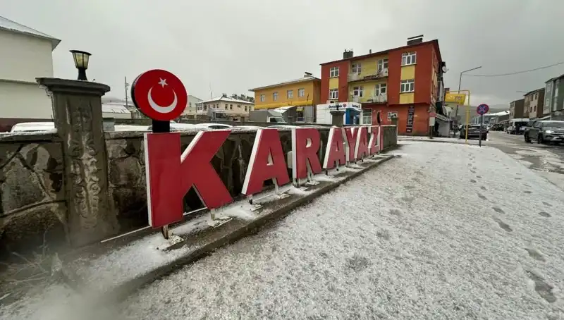 Temmuzda Bastıran Kar Yağışı: Sürücüler Yolda Kaldı!