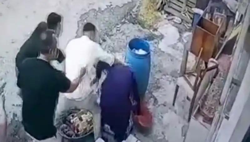 Başakşehir'de Bidon Kavgası: Baba ve Oğul 58 Yaşındaki Kadını Kovaladı!