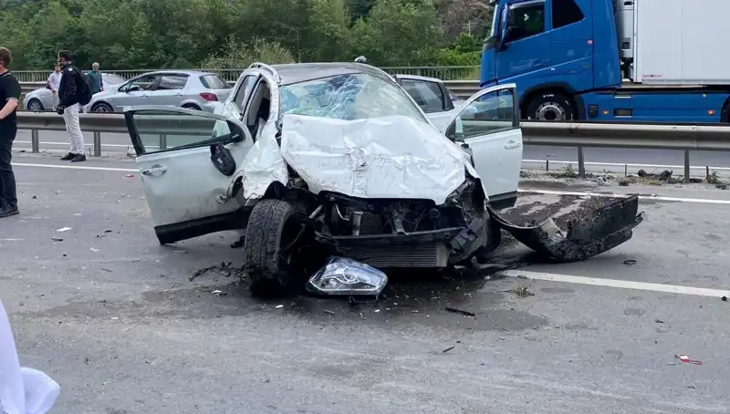 : Kontrolü Kaybeden Araç Beton Kanala Çarptı: 3 Yaralı Duygusal Anlar