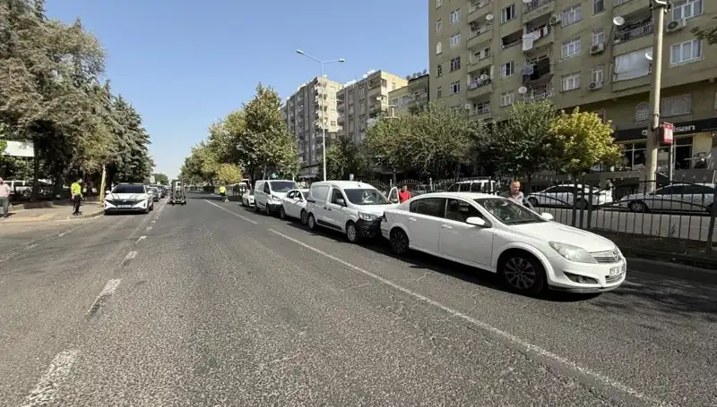 Diyarbakır'da Trafik Kazası: 5 Araç Birbirine Girdi, Yaralılar Var