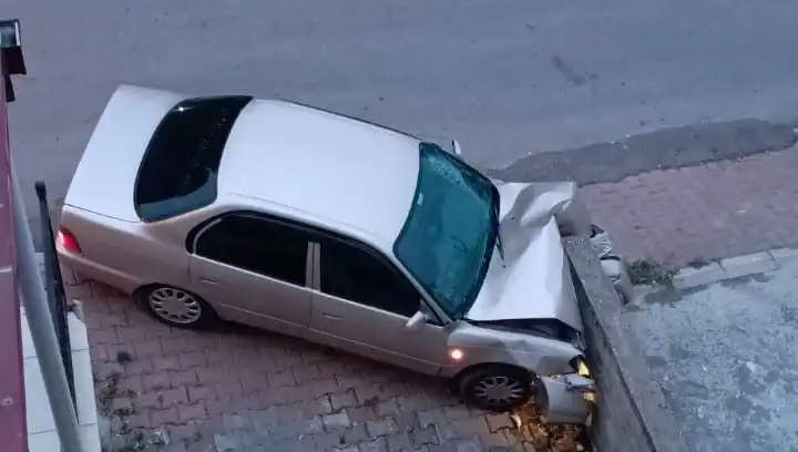 Kontrolü Kaybeden Araç Duvara Çarptı: Kaza Anı Kamerada