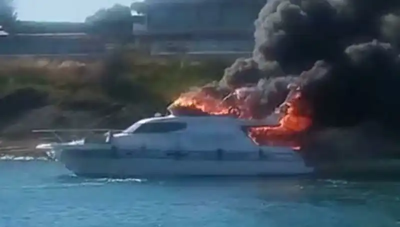 Çeşme Marina’da Korkutan Yangın: Motoryat Alev Alev Yandı