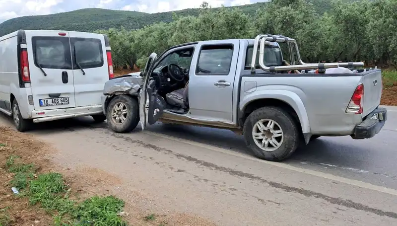 Bursa'da Minibüs ve Kamyonet Çarpıştı: 2 Yaralı, Olayın Detayları Ortaya Çıktı