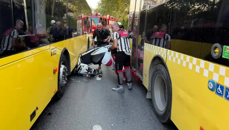 Motosiklet İETT Otobüslerinin Arasında Kaldı: O Anlar Kamerada