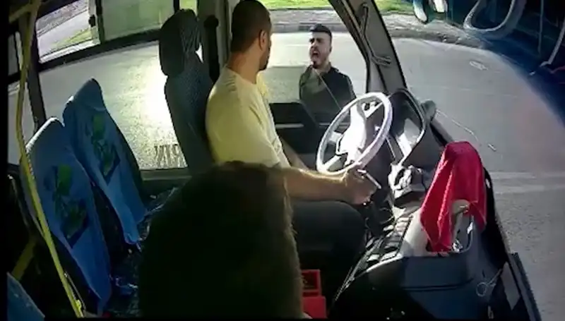 Antalya'da Otobüs Şoförüne Saldıran Şahıs Kısa Sürede Yakalandı