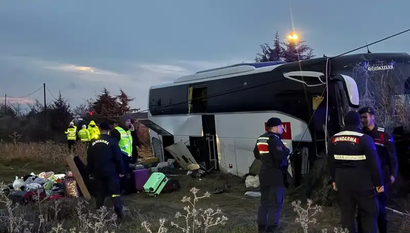 Çanakkale'de Dehşet Anları: Kontrolden Çıkan Otobüs Şarampole Uçtu, 37 Yaralı