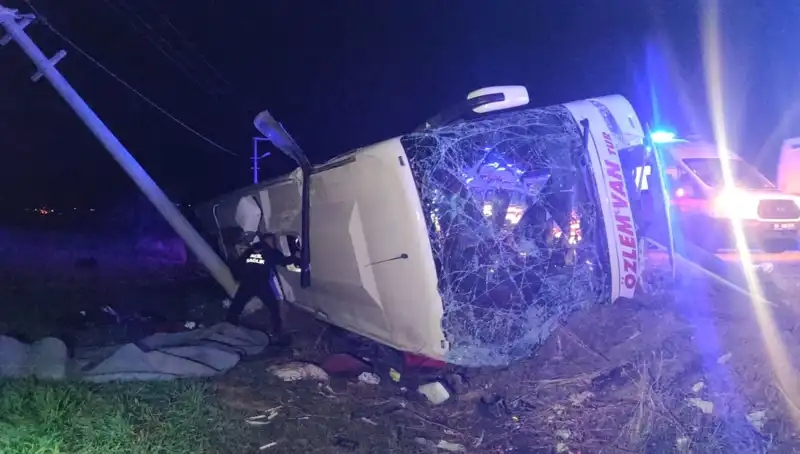 Van'da Yolcu Otobüsü Devrildi: 28 Kişi Yaralandı, Korku Dolu Anlar