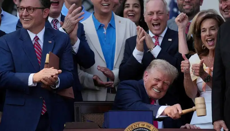 Trump, Tarihi "Büyük, Güzel Yasa Tasarısı"nı İmzaladı: Ülke Ekonomisini Nasıl Etkileyecek?