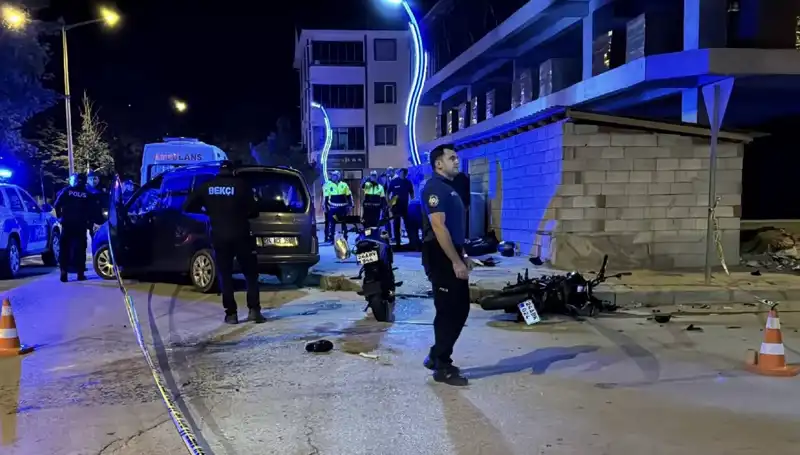 Motosiklet ve Otomobil Çarpıştı: 2 Genç Hayatını Kaybetti