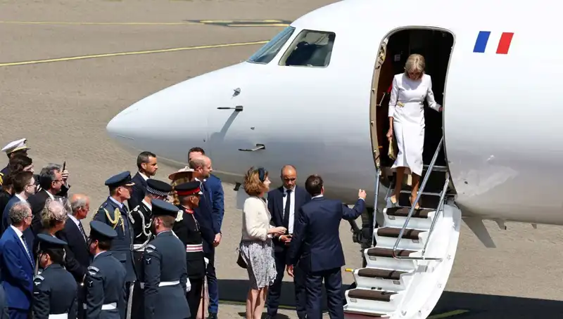 Eşi Brigitte Macron’un Elini Havada Bıraktı: Olayın Arkasındaki Sebep Ne?