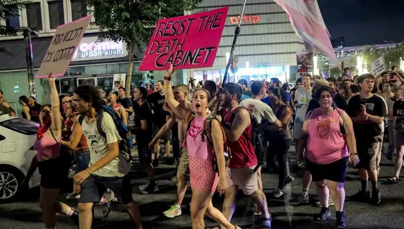 Tel Aviv'de Büyük Protesto: On Binlerce Kişi Netanyahu'ya Karşı Sokağa Çıktı